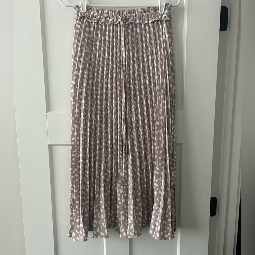 Elegant Polka Dot Pleated Skirt - Picture 3 of 7